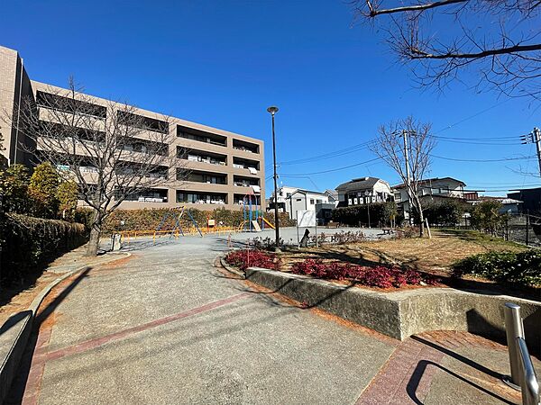下末吉旭台公園　350m　地域の方々の憩の場として親しまれる公園です。