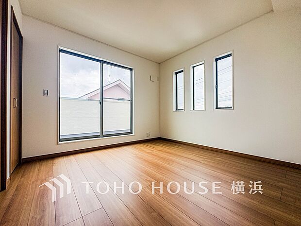 一日の疲れをいやしてくれる寝室。時を忘れて過ごす場所として過ごせるお部屋。