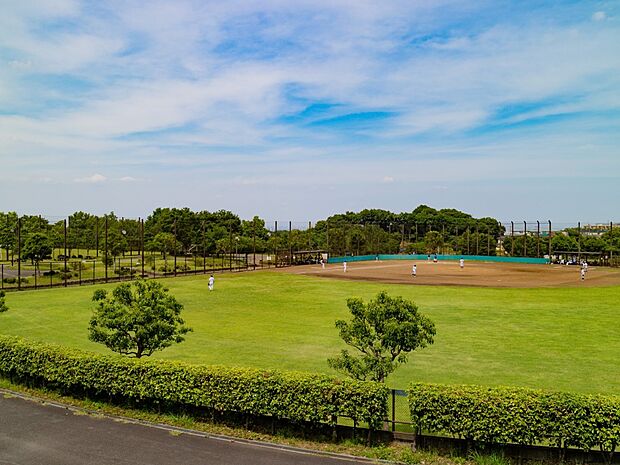 長坂谷公園 70m 広々とした芝生広場もありますので、大人から子供まで楽しむことのできる公園です。