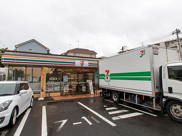 セブンイレブン横浜上白根町店 1000m オリジナルブランド商品やホットスナック・コーヒーも人気です。
