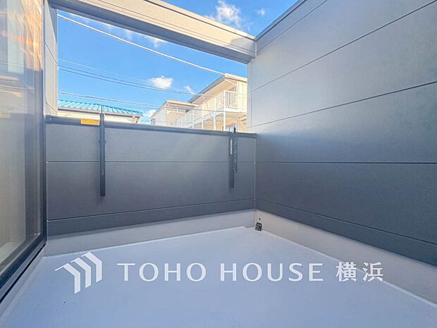 太陽の恵みをたっぷりと受けて、洗濯物も気持ちよく干せそうです。
