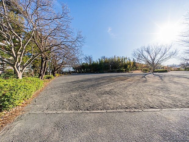 下野庭公園　350m　住宅街に立地する見通しの良い公園。 