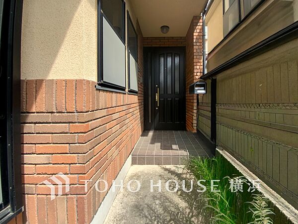 お住まいの顔となる玄関。住まう方のプライドを満たすクオリティを備えています。