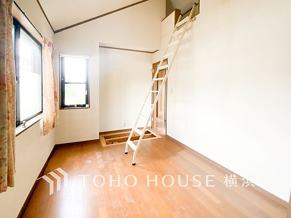 一日の疲れをいやしてくれる寝室。時を忘れて過ごす場所として過ごせるお部屋。