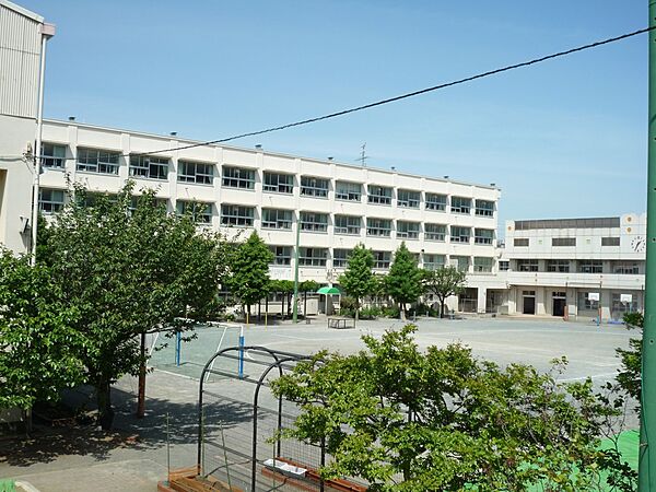 横浜市立坂本小学校　900m　徒歩12分。小学校が近いのは子育てファミリーにもおすすめのポイント。