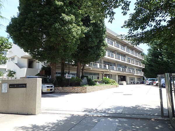 横浜市立保土ケ谷中学校　1500m　徒歩19分。中学生の体力づくりにはぴったりの距離かもしれませんね。