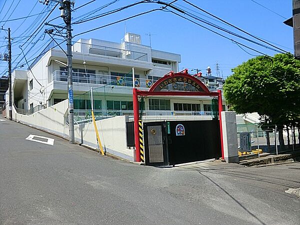 岩崎学園附属幼稚園　350m　園庭にはビオトープやカブトムシハウス、子供たちの畑があります。自然豊かな環境の中にある幼稚園です。