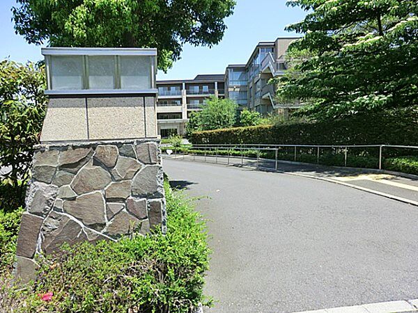 横浜メディカルクリニック横浜メディカルセンター　900m　糖尿病内科・循環器内科・内科を診療。休診日：日曜・祝日。土曜診療。