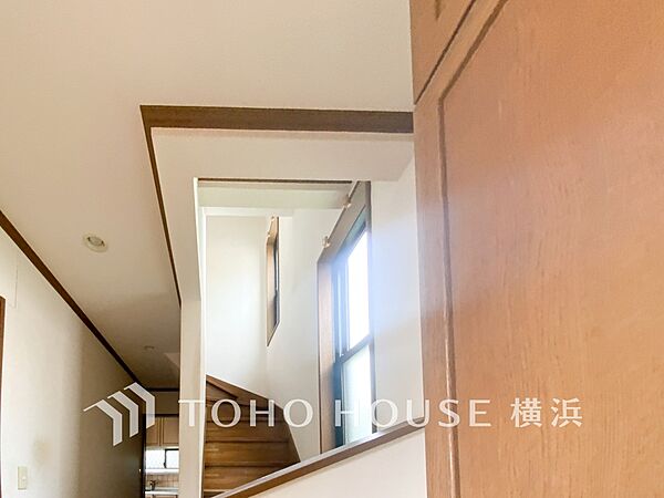 各フロアを結ぶ階段。集いの空間と一人の時間を楽しむプライベートルームをバランスよく繋いでいます。