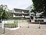 周辺：横浜市立北方小学校　950m　徒歩12分。小学校が近いのは子育てファミリーにもおすすめのポイント。 