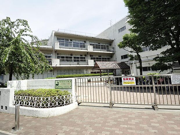 横浜市立北方小学校 950m 徒歩12分。小学校が近いのは子育てファミリーにもおすすめのポイント。