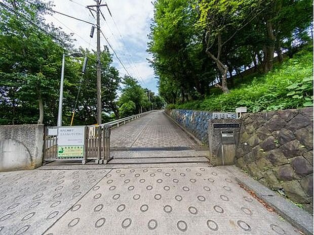 横浜市立仲尾台中学校 1100m 徒歩14分。部活などで帰りが遅くなっても安心の距離です。