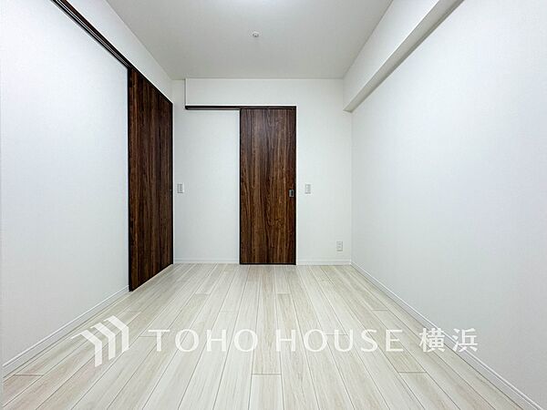 一日の疲れをいやしてくれる寝室。時を忘れて過ごす場所として過ごせるお部屋。