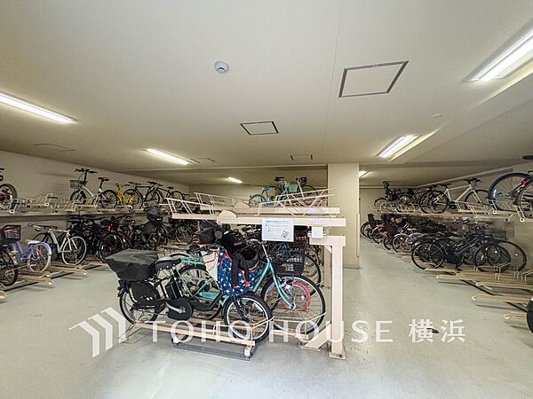 屋内式の駐輪スペースは、雨風から大事な愛車を守ってくれます。