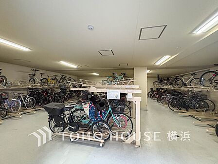 屋内式の駐輪スペースは、雨風から大事な愛車を守ってくれます。
