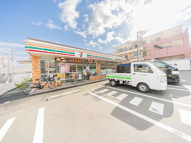 セブンイレブン横浜洋光台中央店 650m オリジナルブランド商品やホットスナック・コーヒーも人気です。