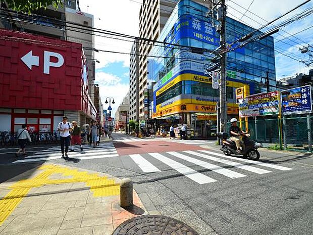 駅前商店街ポレポレ通り 1500m 東急「溝の口」駅とJR「武蔵溝ノ口」駅前に広がる商店街。約140店舗の専門店が立ち並びます。