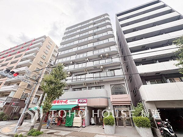 青空を背景に更なる美しさを醸す佇まい。