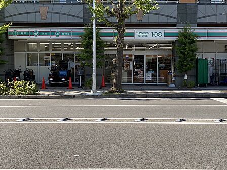 ローソンストア100横浜初音町店　23m　ちょっとした買い物や支払い、ATMなど近くにあると何かと便利なコンビニエンスストア。 