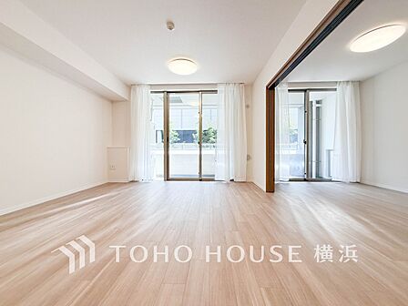 大きな窓から明るい陽射しが射し込む家族みんなの憩いの場。