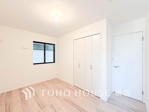 一日の疲れをいやしてくれる寝室。時を忘れて過ごす場所として過ごせるお部屋。
