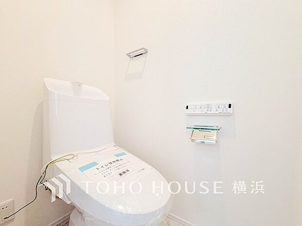 換気と明るさに配慮した、清潔感溢れるトイレ。落ち着いた空間で安らぎのひとときをお過ごしいただけます。