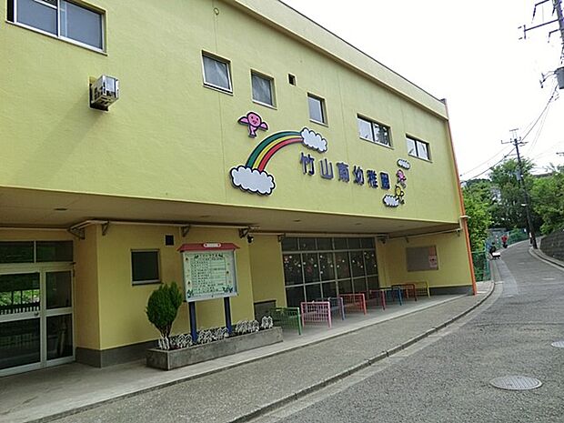 竹山南幼稚園 1000m ピアノ、サッカー、体操、バレエ、えんぴつランドなど課外教室も充実しています。