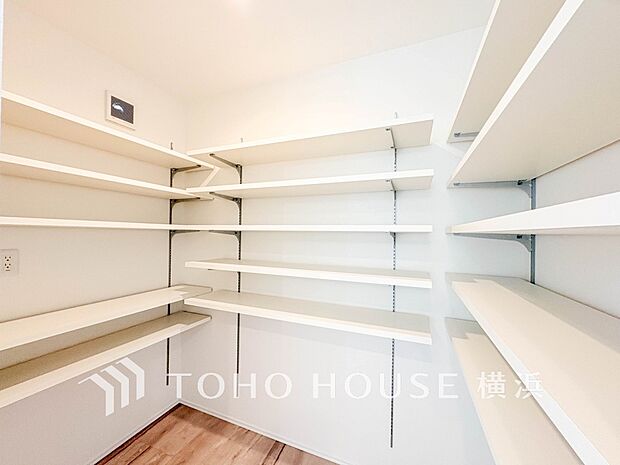パントリーには缶詰や調味料などの食品類、かさばるペーパーやラップ類をまとめて収納できます。