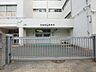 周辺：横浜市立竹山小学校　1000m　徒歩13分。小学校が近いのは子育てファミリーにもおすすめのポイント。 