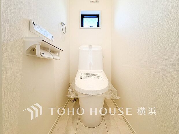 換気と明るさに配慮した、清潔感溢れるトイレ。落ち着いた空間で安らぎのひとときをお過ごしいただけます。