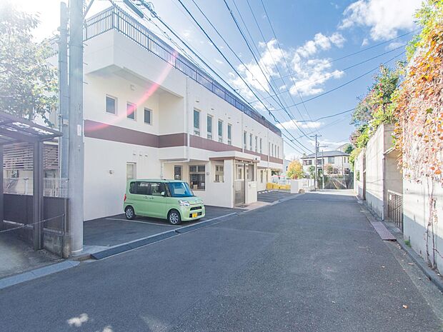 あきば幼保連携型認定こども園 850m 敷地内には3つの園庭があり、子供たちはのびのびと遊ぶことができます。
