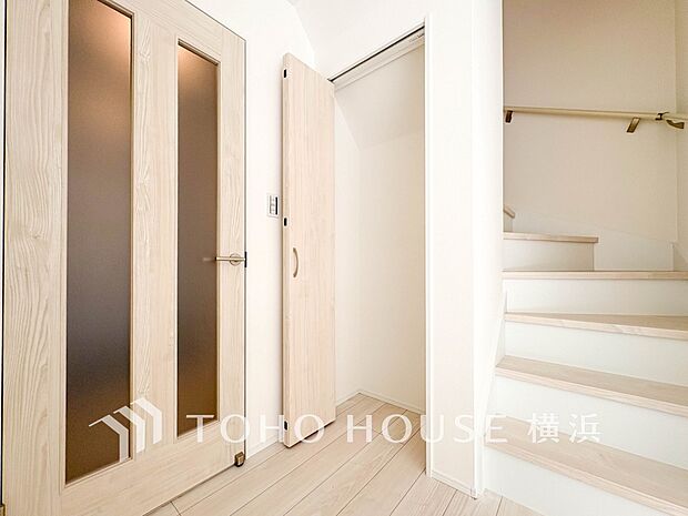 上質感漂う玄関と廊下。居住者の帰り、訪れる方を優しく迎えてくれます。