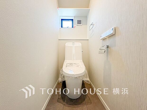 換気と明るさに配慮した、清潔感溢れるトイレ。落ち着いた空間で安らぎのひとときをお過ごしいただけます。