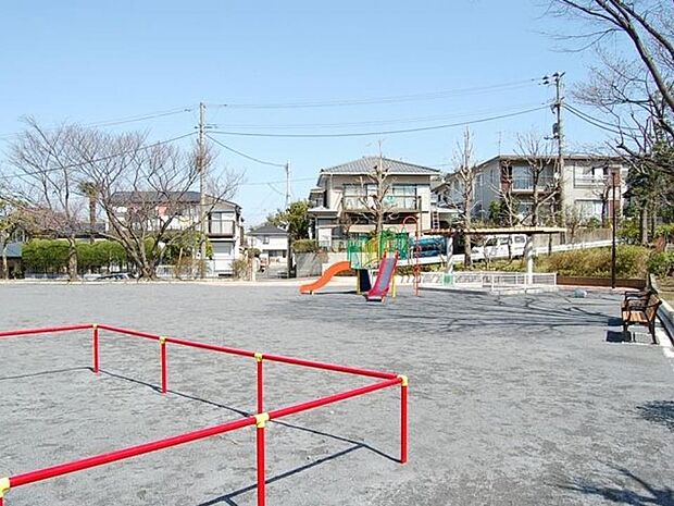 笹下明ヶ沢公園 200m 閑静な住宅街の中にある公園。子供達が安心して遊べる広い広場と小さなお子様も利用できる遊具があります。