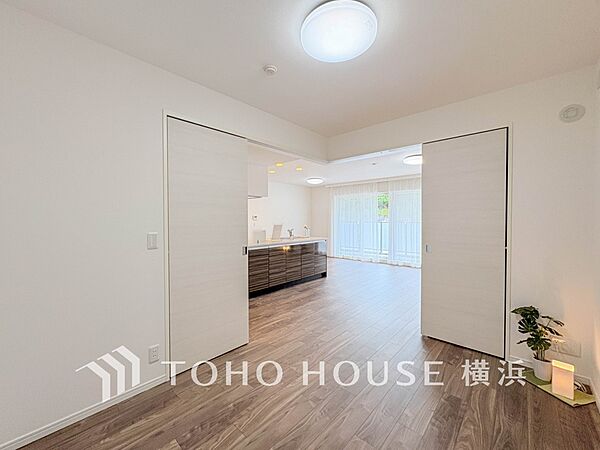 心地よい光と風があふれています。プライベートな自分時間を快適に過ごせるお部屋。