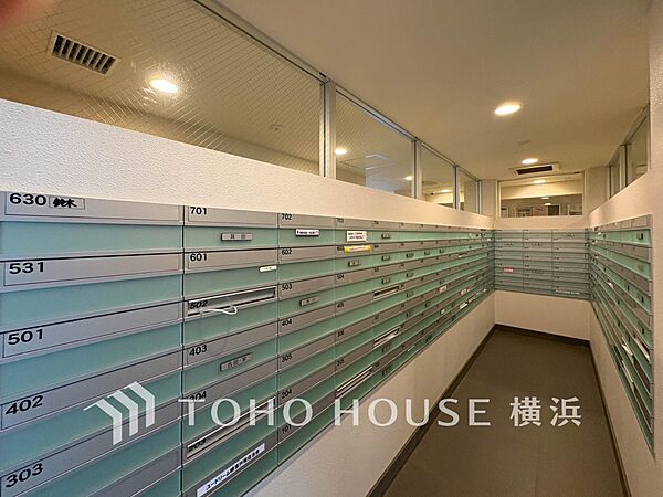 郵便物はこちらからお取りいただけます。共用部分も機能的な上、デザインが統一されています。