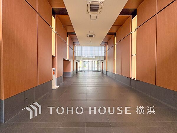 外と内をつなぐエントランスロビーは、格調ある雰囲気を漂わせた上質な空間。