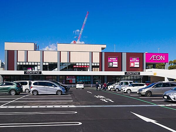 イオンスタイル戸塚　1500m　1階の食品フロア、2階には日用品、衣料品、雑貨などの他、専門店もございます。大型の駐車場が無料。