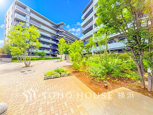 植栽の位置や開放的なエクステリアも含めて美しくトータルにデザインされております。