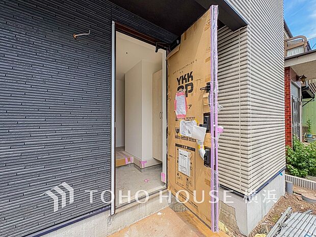 上質感漂う玄関。居住者の帰り、訪れる方を優しく迎えてくれます。