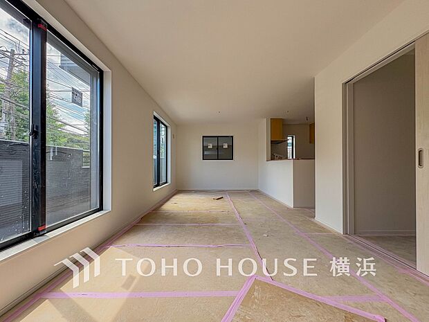 豊かな光が照らすこの場所は、たわいもない会話を楽しみ、ゆったりとした時間を過ごす場所。