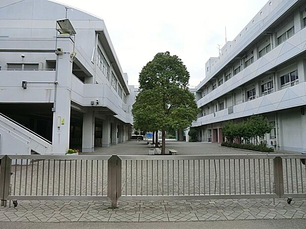 横浜市立新鶴見小学校 600m 徒歩8分。小学校が近いのは子育てファミリーにもおすすめのポイントです。