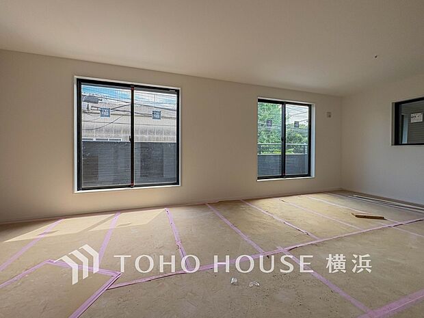 環境の良い場所にセンス良く暮らしたい、リビングは太陽の恵みを感じるぬくもりあふれる空間。