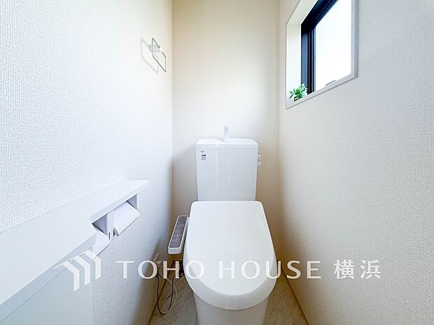 換気と明るさに配慮した、清潔感溢れるトイレ。落ち着いた空間で安らぎのひとときをお過ごしいただけます。