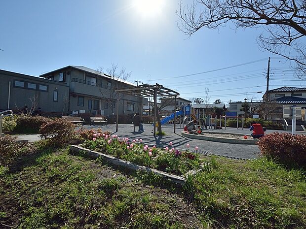 下和泉ふれあい公園 260m 閑静な住宅街の中の公園。走り回れる広い広場とカラフルな複合遊具で楽しく遊べます。
