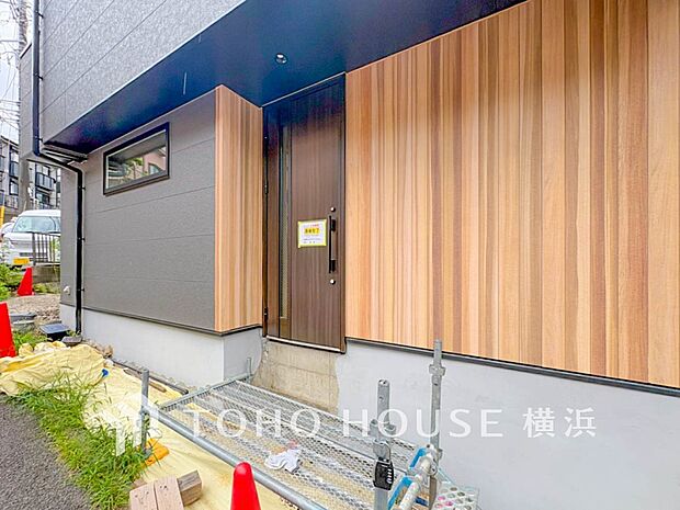 お住まいの顔となる玄関。住まう方のプライドを満たすクオリティを備えています。 