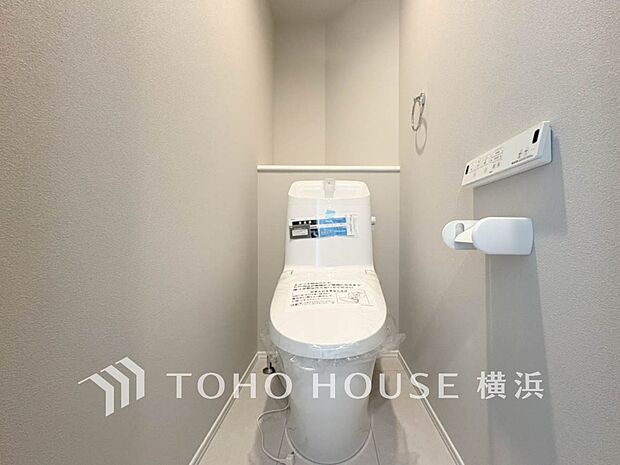 換気と明るさに配慮した、清潔感溢れるトイレ。落ち着いた空間で安らぎのひとときをお過ごしいただけます。