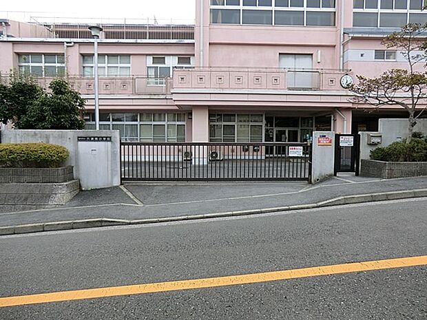 横浜市立六浦南小学校　1100m　徒歩14分。小学校が近いのは子育てファミリーにもおすすめのポイントです。 