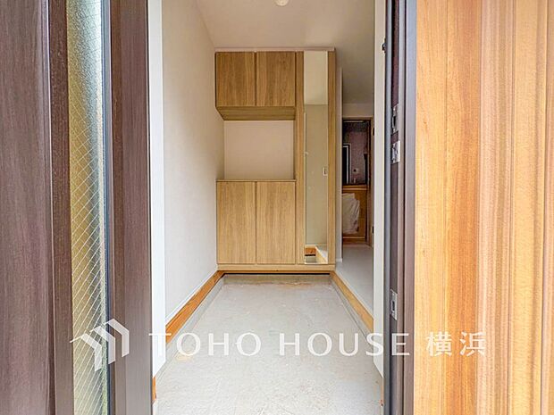 上質感漂う玄関と廊下。居住者の帰り、訪れる方を優しく迎えてくれます。