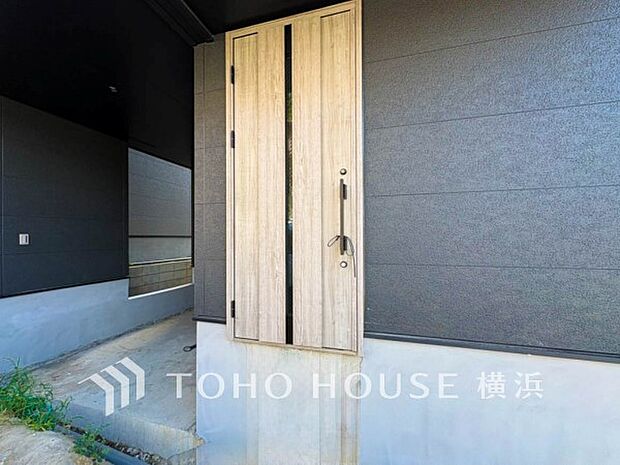 お住まいの顔となる玄関。住まう方のプライドを満たすクオリティを備えています。 
